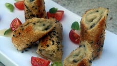 Roulés croustillants au roquefort et sésame noir