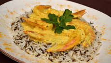 Gambas au curcuma de Madagascar, coriandre et riz sauvage