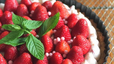 Tarte aux fraises et crème au chocolat blanc et à la menthe