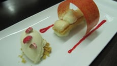 Tube de praline rose, croustillant rhubarbe et chocolat blanc, glace chocolat blanc de Frédéric Doucet