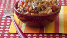 Risotto d'orge aux poivrons, tomates et roquefort