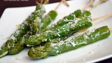 Asperges vertes grillées, huile d'olive au citron et parmesan