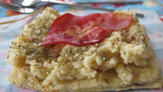 Tartelette à la purée de pommes de terre aillée et chips de lard