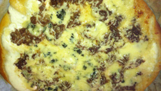 pizza bianca viande hachée roquefort  crème râpé poivre