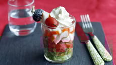 Verrine salade, tomates, bâtonnets Saveur Coraya et chantilly Chavroux