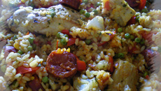 Paella au poulet, poisson, et chorizo
