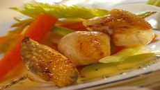 Les brochettes aux 3 volailles, petits légumes confits du nouvel an, sauce champagne