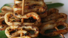 Brochettes de calamars à la sauge et piment