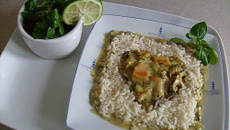 Moules au surimi et lait coco aux épices sur lit de riz