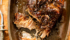 Épaule d'agneau et sa sauce kubor ails et échalotes