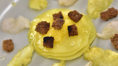 Carpaccio de fruits exotiques, sirop aux épices et croûtons de pain d'épices