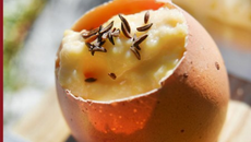 Œufs brouillés à la tomme de Savoie et au carvi accompagnés de leurs mouillettes