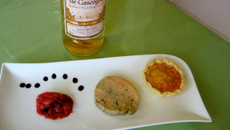 Tartelette à l'ail confit, chutney de fraise au Floc, foie gras du Gers