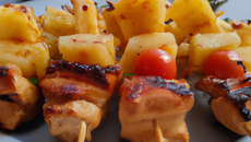 Brochettes de poulet et ananas au sate