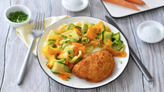 Escalopes cordon bleu de poulet, tagliatelles de carottes et courgettes sautées à l'huile d'olive et ciboulette