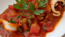 Seiche à la sauce tomate et aux herbes