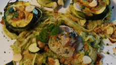 Saint-jacques sur lit de tagliatelles de courgettes,pesto de persil aux amandes