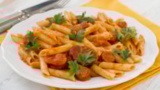 Penne aux saucisses, chorizo et sauce tomate à la courgette