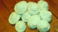 Petites meringues colorées