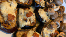 Aubergines gratinées farcies au lard et aux champignons