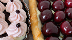 Tarte aux cerises et aux profiteroles