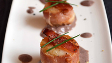 Saint-Jacques poêlées au lard, sauce à la moutarde Violette de Brive