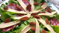 Salade de saucisson de Lyon tiède aux Princesse Amandine tièdes