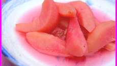 Coings pochées à la rose