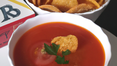 Soupe tomate avec chips
