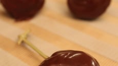 Sucettes de macarons Carambars et chocolat au lait