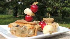 Charlottines pliées SO GERS : foie gras, ail blanc, cèpes réduits au Floc, pickles de cerises..