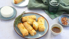 Bâtonnets croustillants de feta à la pâte filo et sauce au miel