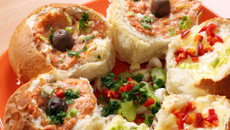 Petits pains farcis aux œufs et fromage