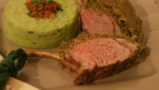 Carré d'agneau aux noix & aux herbes avec une purée de fèves persillée
