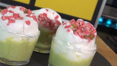 Îles flottantes à la pistache et aux pralines roses