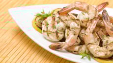 Plancha de crevettes marinées à la moutarde