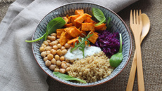 Buddha bowl patate douce, pois chiche et chou rouge