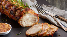 Filet mignon de porc en croûte de thym romarin et fenouil