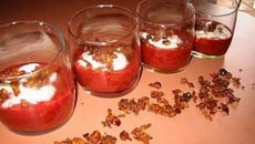 Rouges verrines rhubarbe-fraise, et miettes de fruits secs