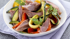 Salade de confit de canard aux légumes grillés