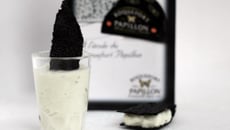 Amuse-bouche crème de Roquefort et tuiles à l'encre de seiche