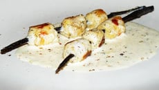 Brochette de saint-jacques sur bâton de vanille