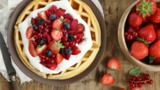 Gaufres aux fruits rouges et à la crème montée