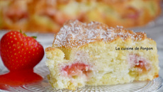 Gâteau moelleux à la rhubarbe et fraises