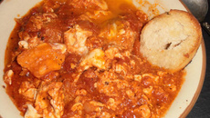 Œufs pochés à la tomate