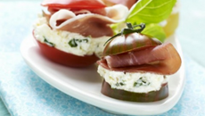 Petites bouchées de Tomates de France colorées aux figues sèches et jambon de pays