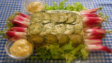 Un ensemble Courgettes, cabillaud rehaussé d'ailloli