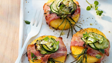 Galettes de polenta au lard et au romarin