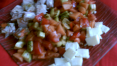 Assiette fraîcheur, tomates, melon, courgette, cantal et poulet