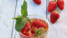 Thé glacé fraises et menthe